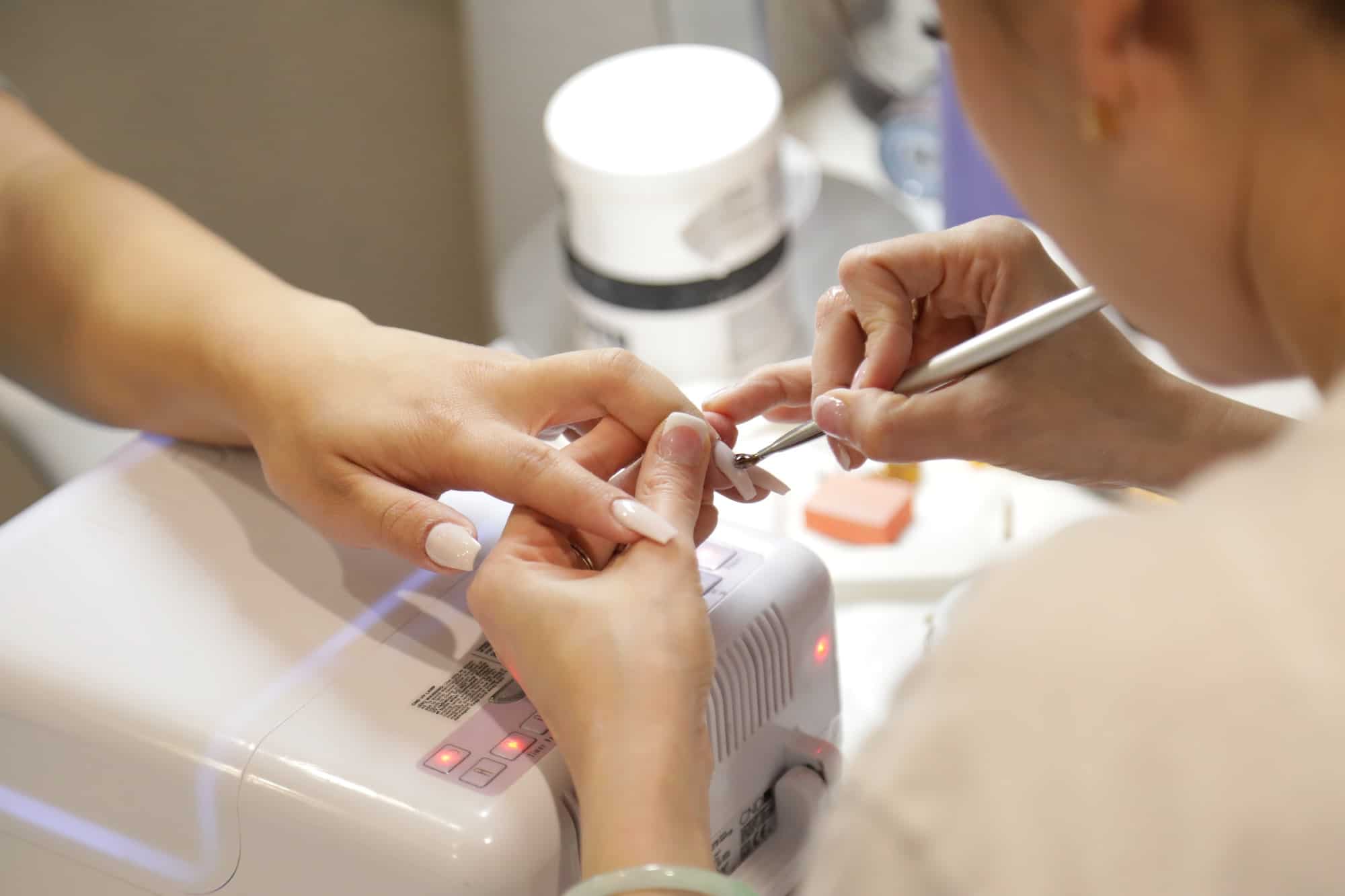 Dip Powder vs Acrylic Nails: What’s the Difference?